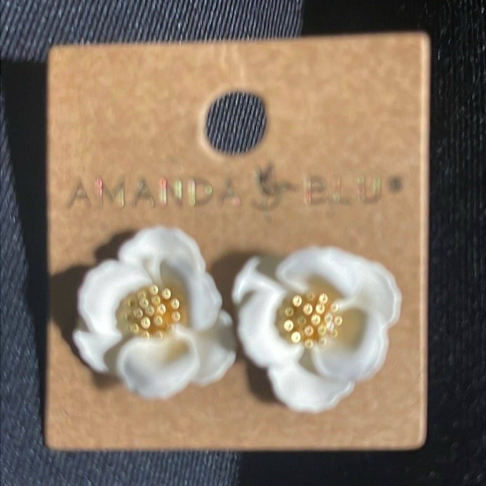 Amanda Blu flower earrings post New